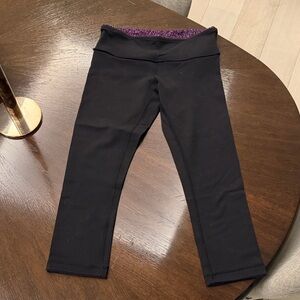 Lululemon women’s reversible plum and Black Leggings - Capri length